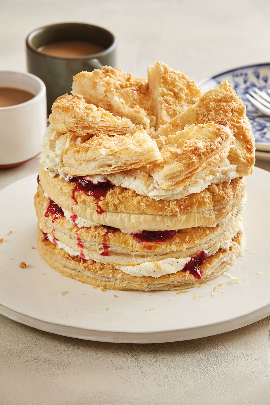 Recept: luchtige bladerdeegtaart met slagroom en jam