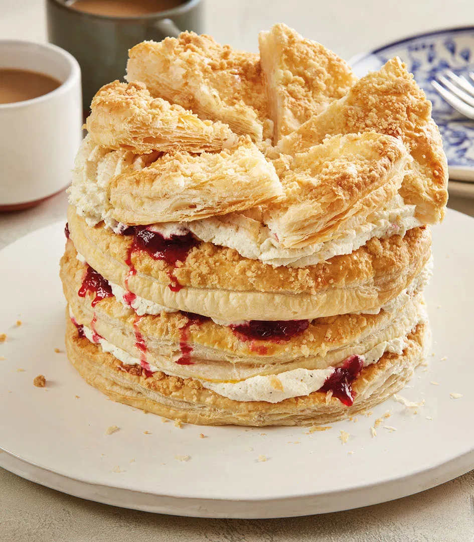 Recept: luchtige bladerdeegtaart met slagroom en jam