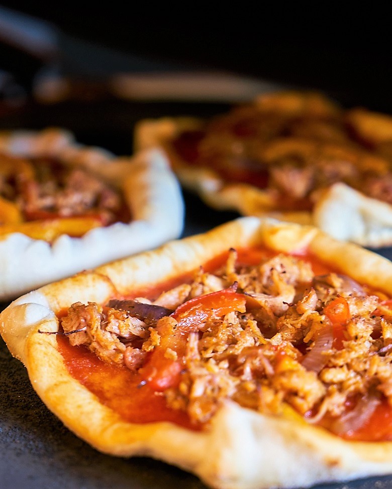 Pizza met pulled chicken en bbq saus