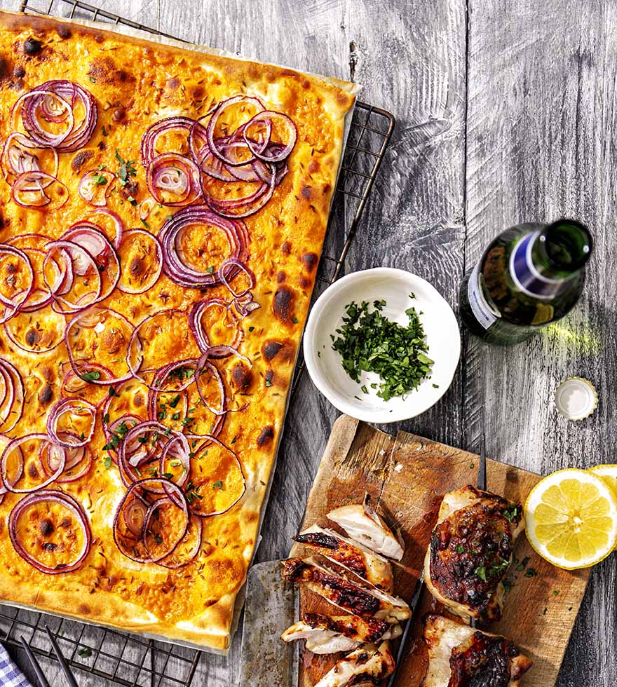 Recept: flammkuchen met gegrilde spicy kip, rode ui en komijn