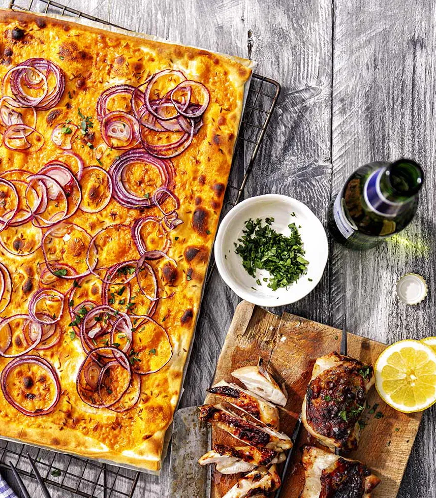 Recept: flammkuchen met gegrilde spicy kip, rode ui en komijn