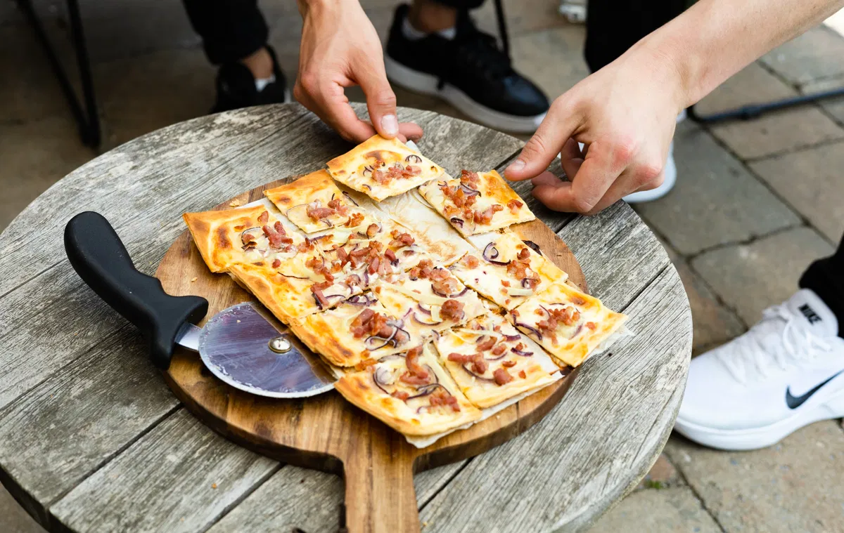 Flammkuchen op borrelplank