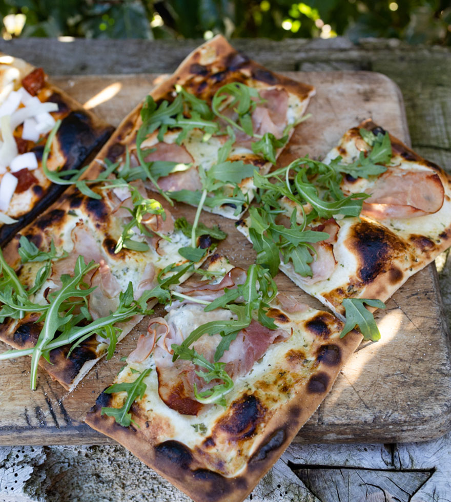 Recept: flammkuchen met ham, rucola en heks’nkaas
