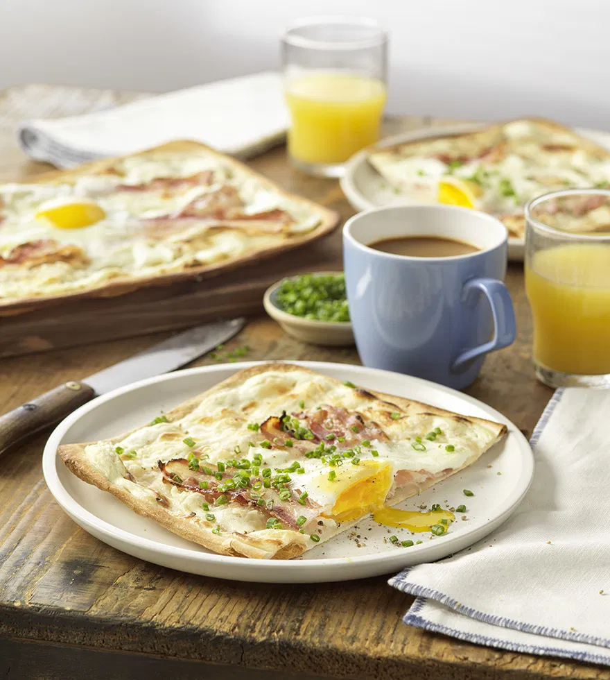 flammkuchen met ei en ontbijtspek