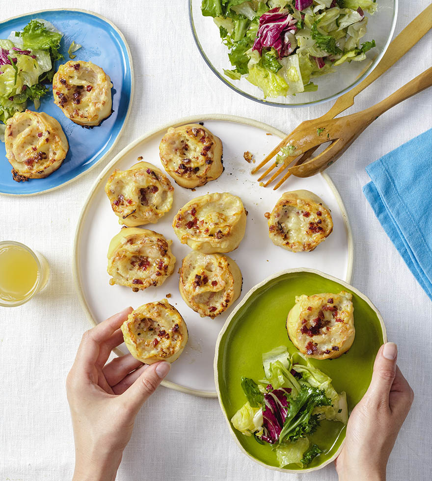 Recept: Flammkuchen snacks met spek en kaas