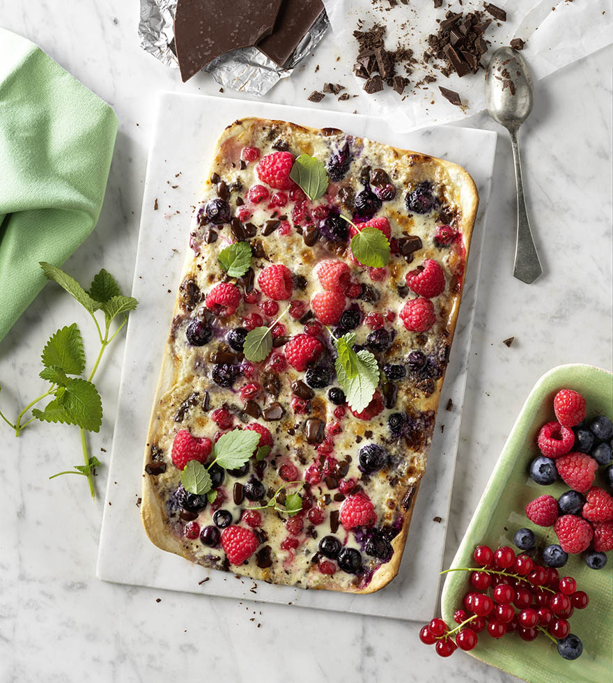 Recept: Zoete Flammkuchen met stracciatella en wilde bessen
