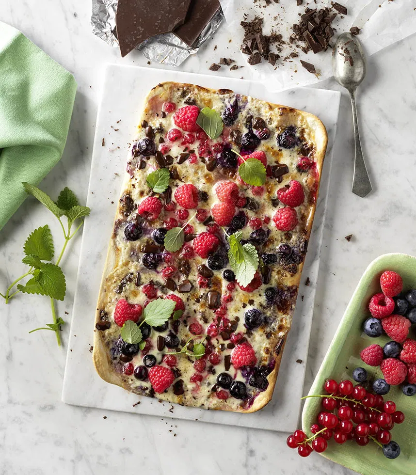 Recept: Zoete Flammkuchen met stracciatella en wilde bessen