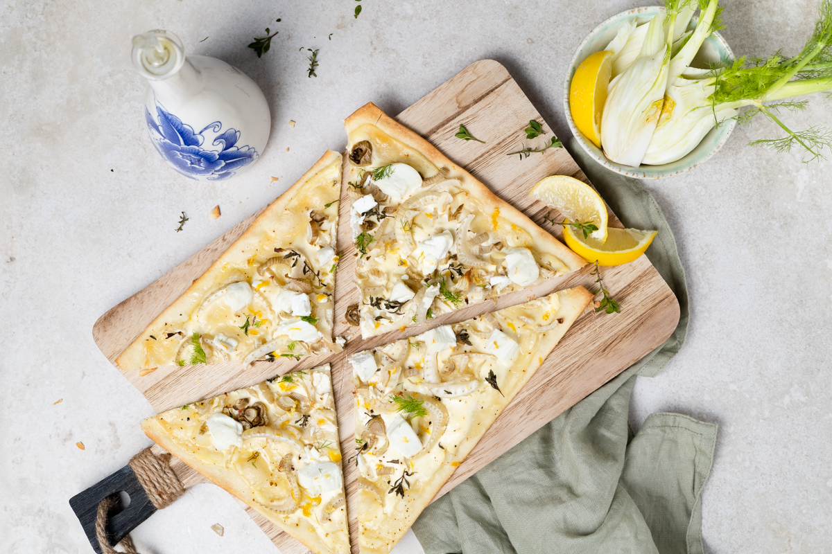 Flammkuchen met venkel geitenkaas en tijm