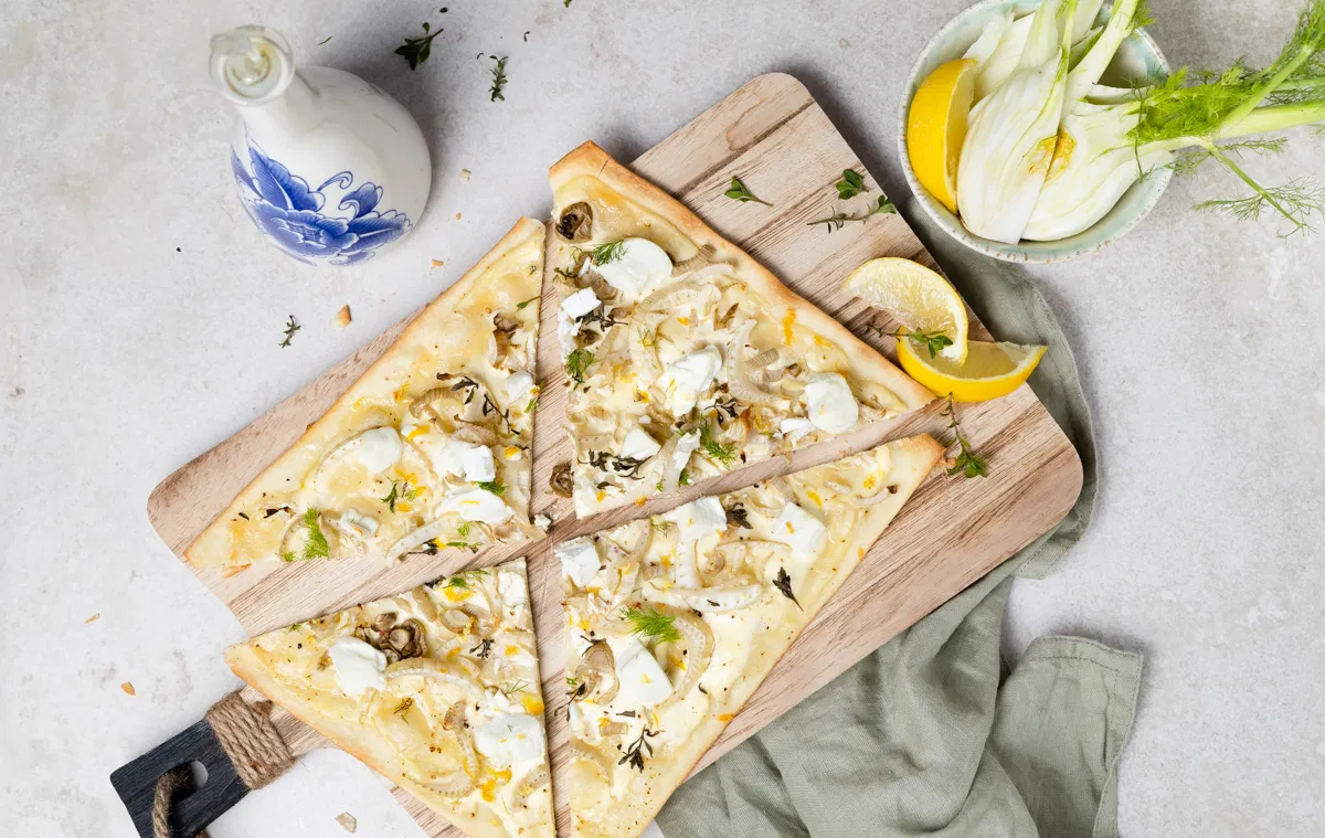 Flammkuchen met venkel geitenkaas en tijm
