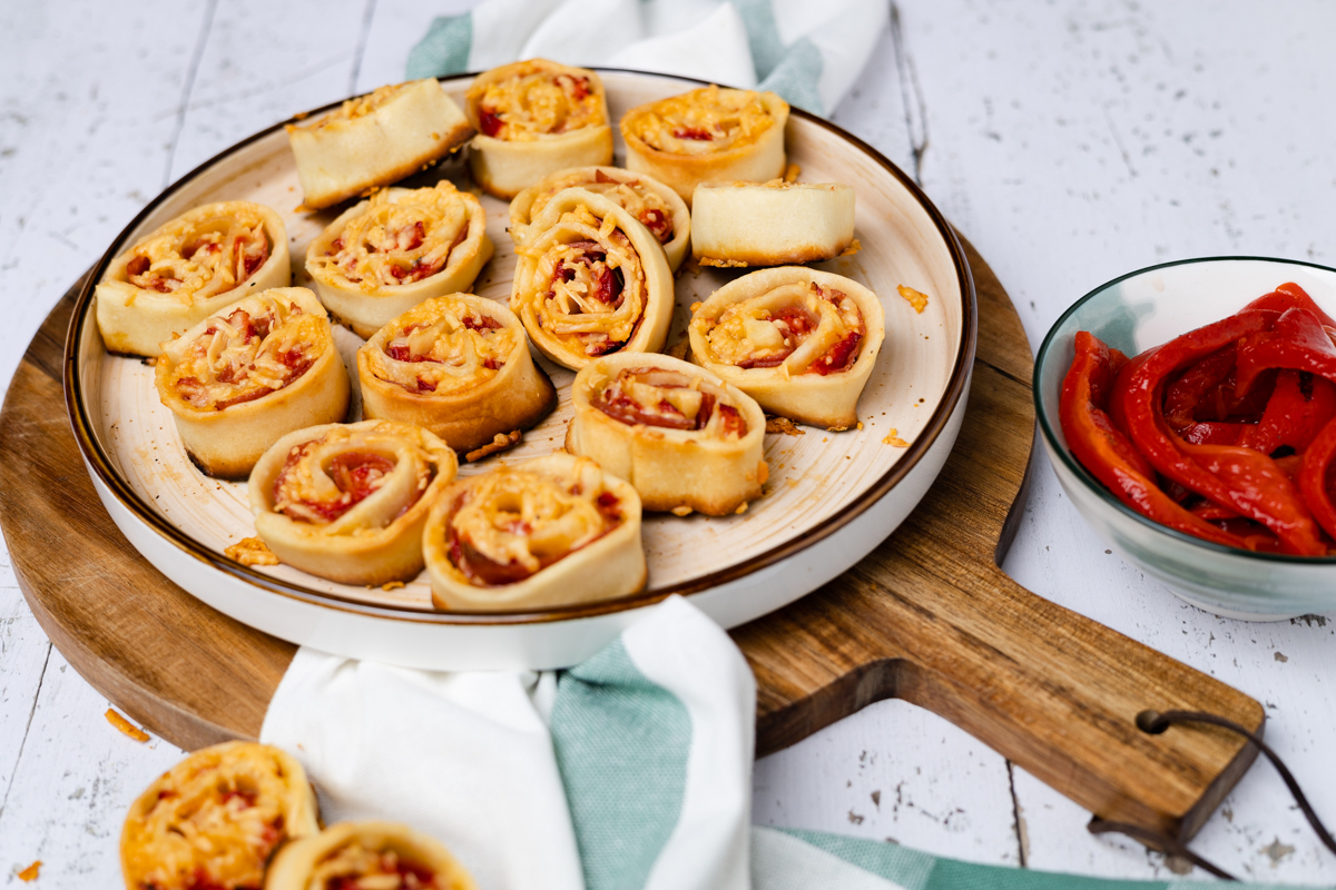 flammkuchensnacks met salami en geroosterde paprika-0624