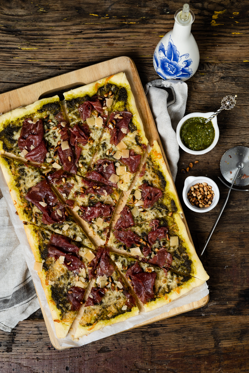 Recept: Pizza met carpaccio, Parmezaanse kaas en pesto