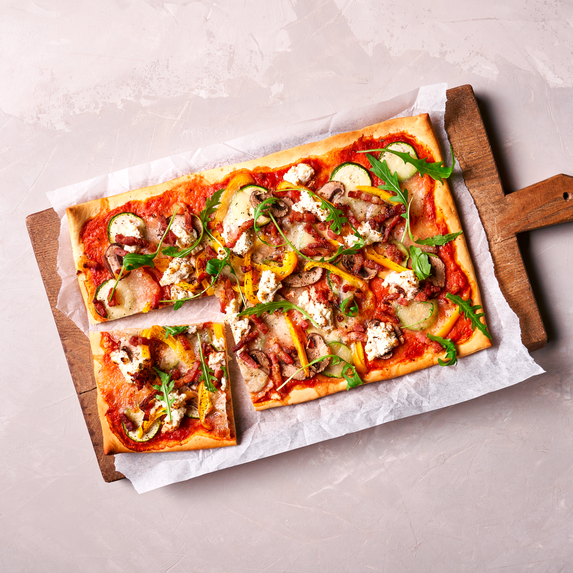 Pizza met paddenstoelen, ricotta en knapperige spekjes