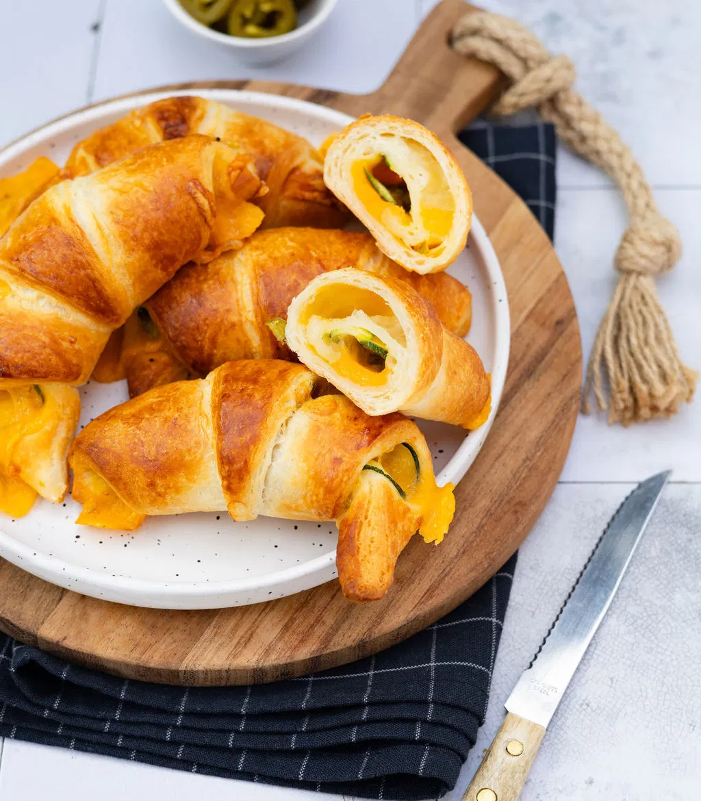 Jalapeño cheddar croissants met courgette