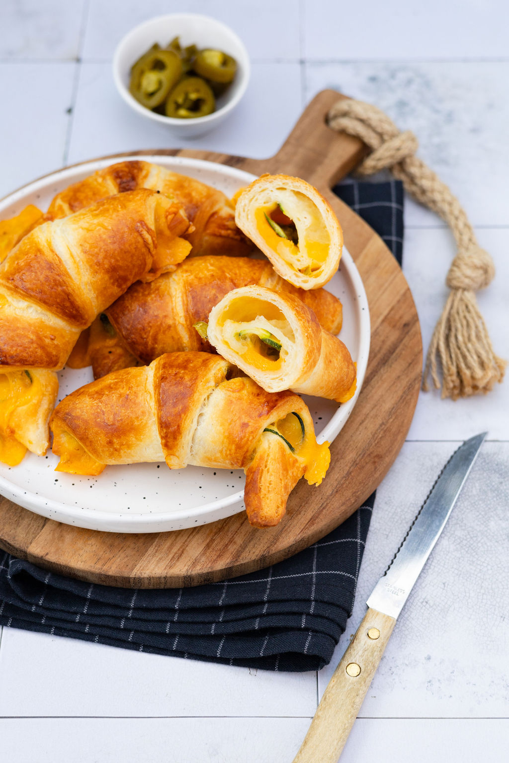 Jalapeño cheddar croissants met courgette