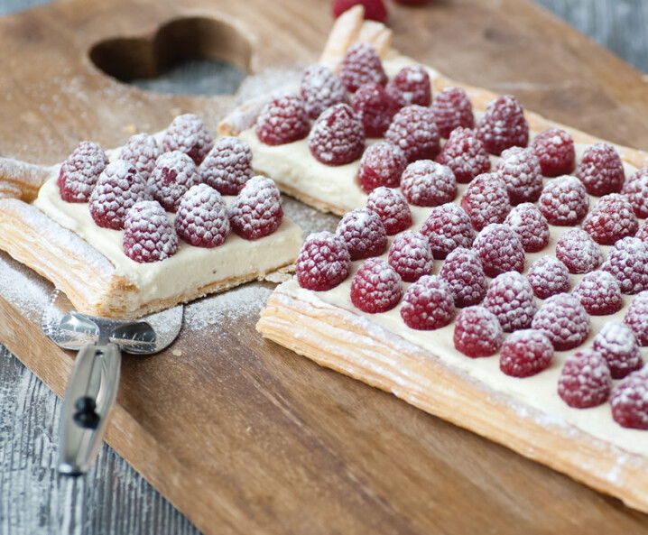 Blätterteigschnitte mit Himbeeren