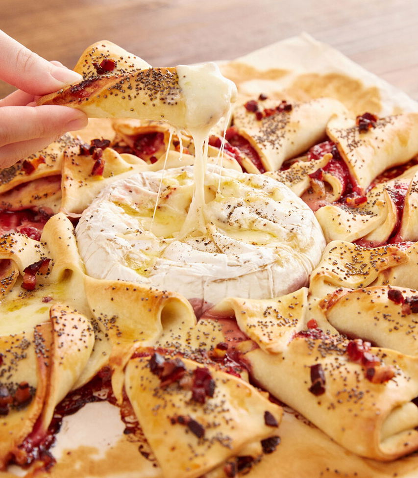 Camembert-Preiselbeerstern mit Speck