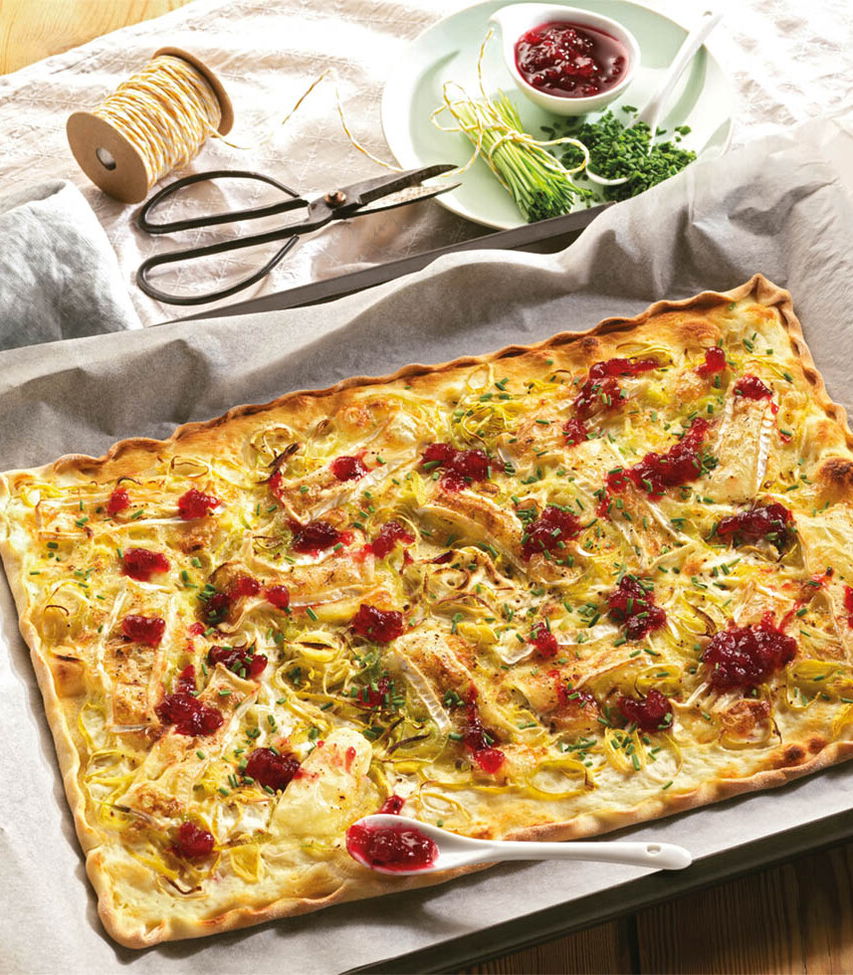 Flammkuchen mit Camembert und Preiselbeeren