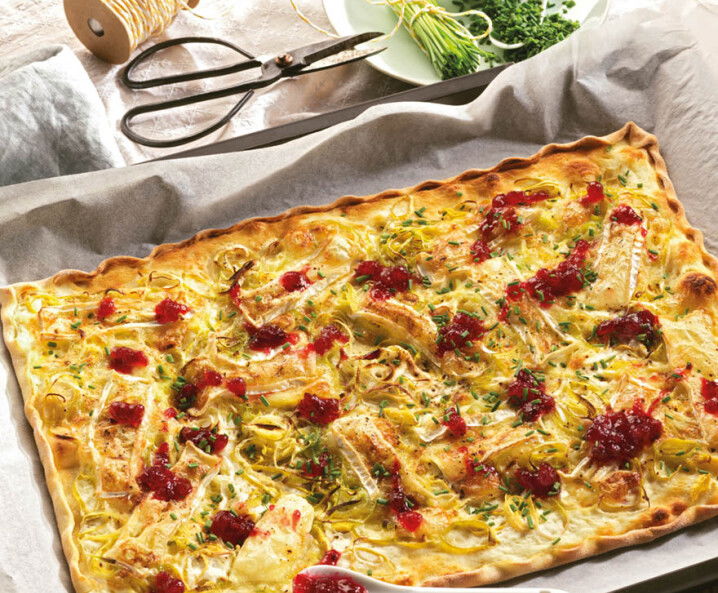 Flammkuchen mit Camembert und Preiselbeeren