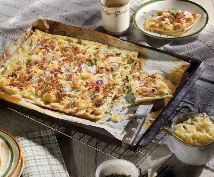 Flammkuchen mit Sauerkraut und Speck