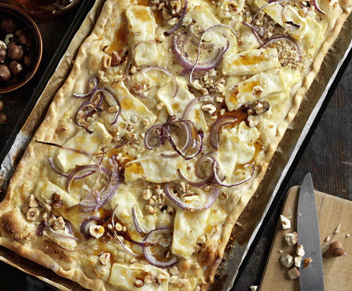 Flammkuchen mit Ziegenkäse, Haselnüssen und Honig