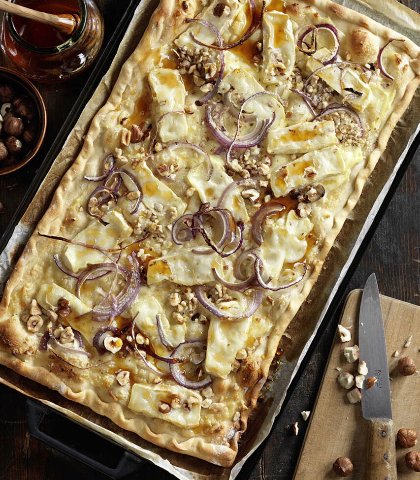 Flammkuchen mit Ziegenkäse, Haselnüssen und Honig
