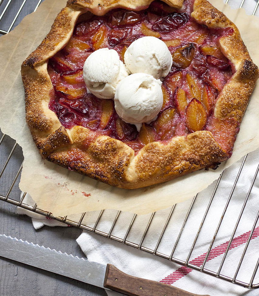 Pflaumengalette mit Vanilleeis
