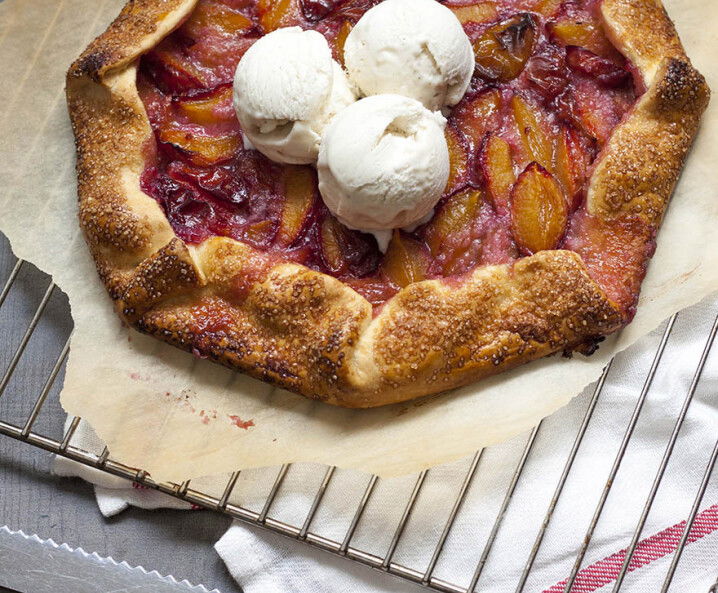 Pflaumengalette mit Vanilleeis