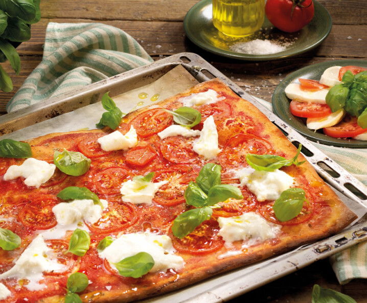 Knusprige Pizza mit Büffelmozzarella und Basilikum