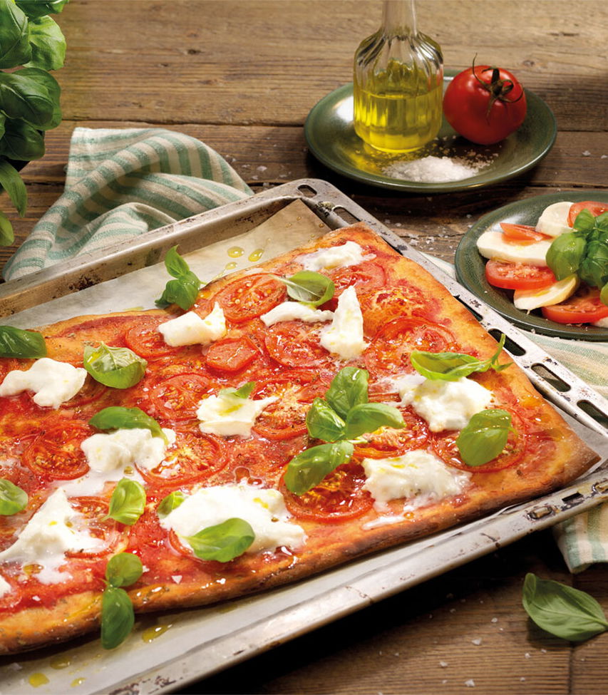 Knusprige Pizza mit Büffelmozzarella und Basilikum