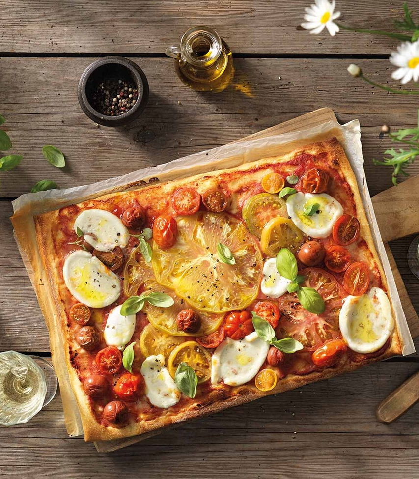 Pizza mit bunten Tomaten und Mozzarella