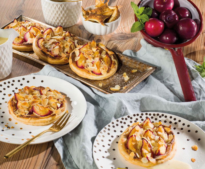 Plunderteigtaler mit Pflaumen und Marzipan