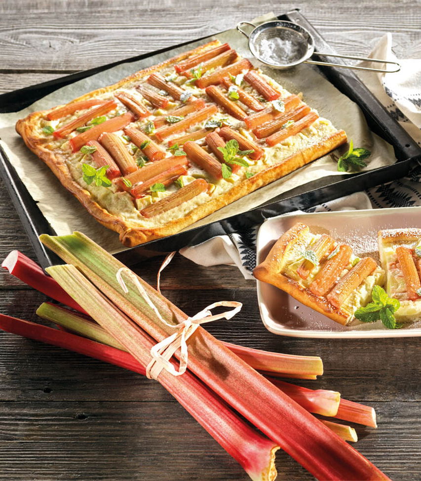 Rhabarber-Apfel-Blechkuchen mit Hefeteig