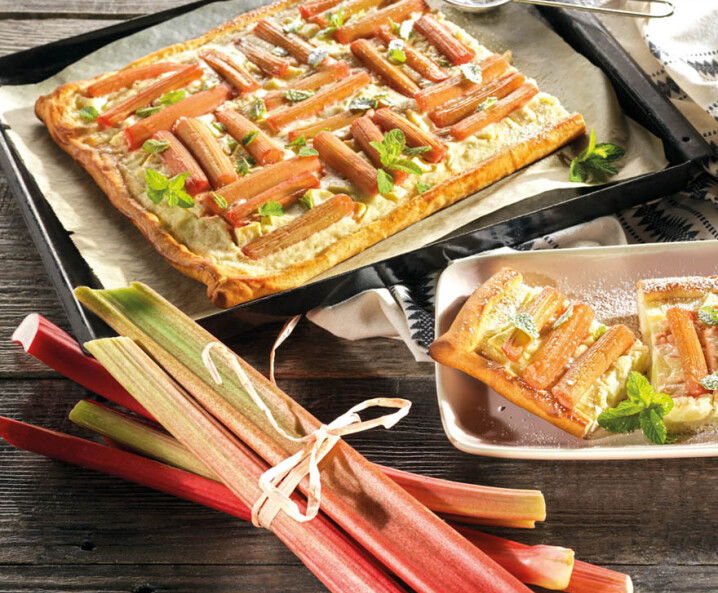 Rhabarber-Apfel-Blechkuchen mit Hefeteig