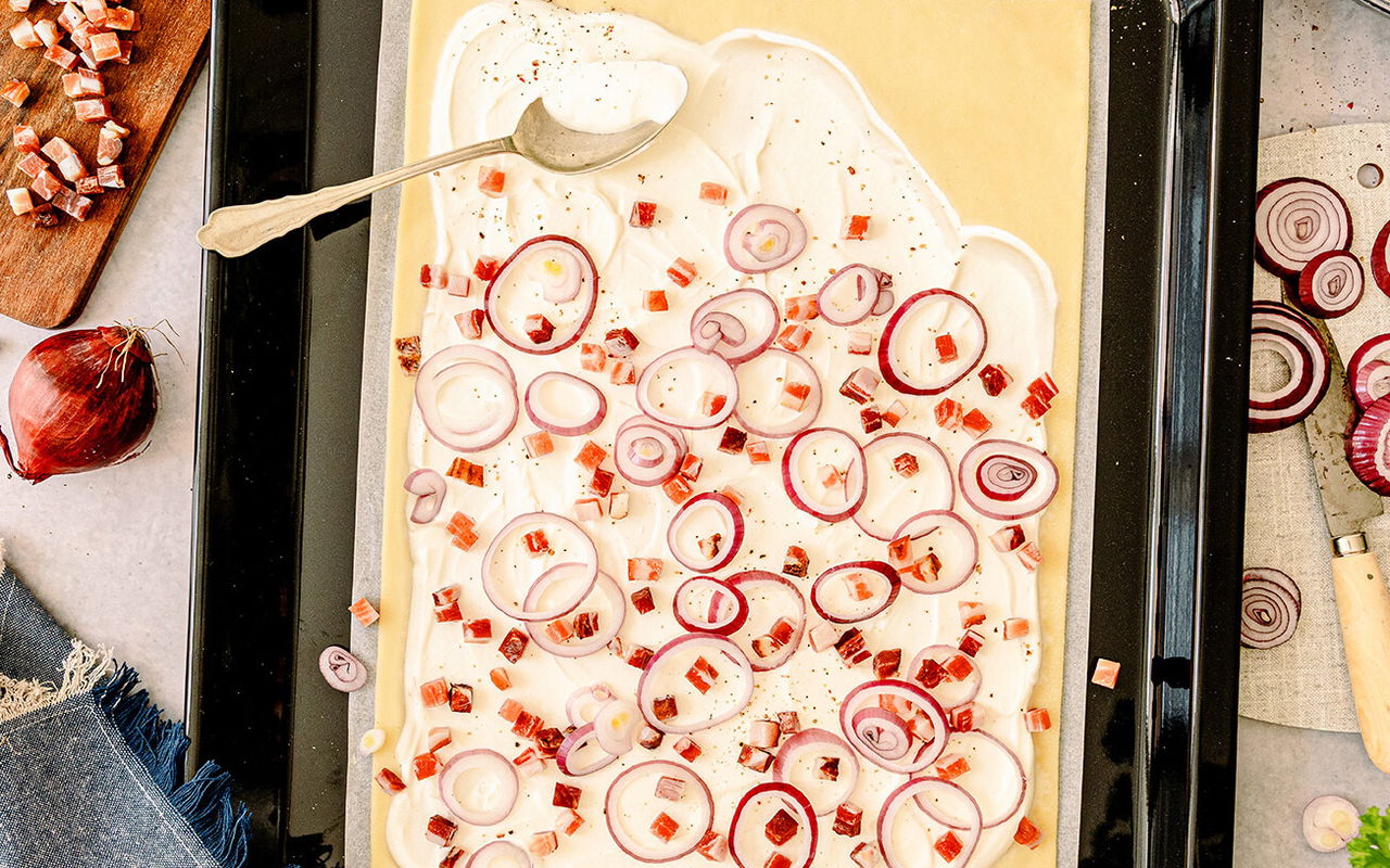 Frischer Flammkuchenteig für Elsässer Flammkuchen