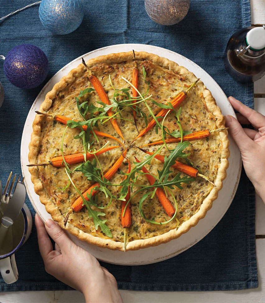 Vegane Zwiebelquiche mit Seidentofu und Karotten