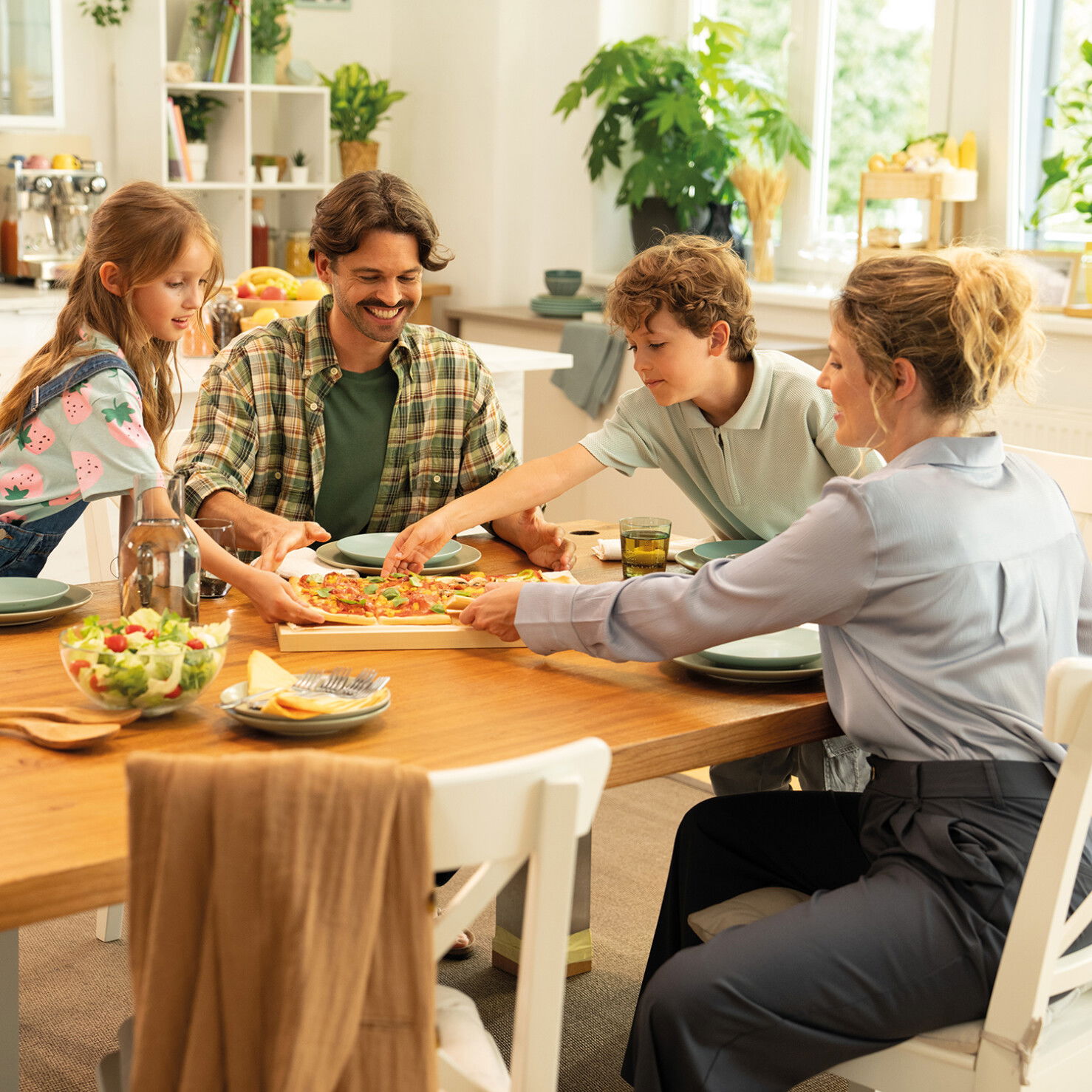 Gemeinsam mit der Familie Pizza genießen