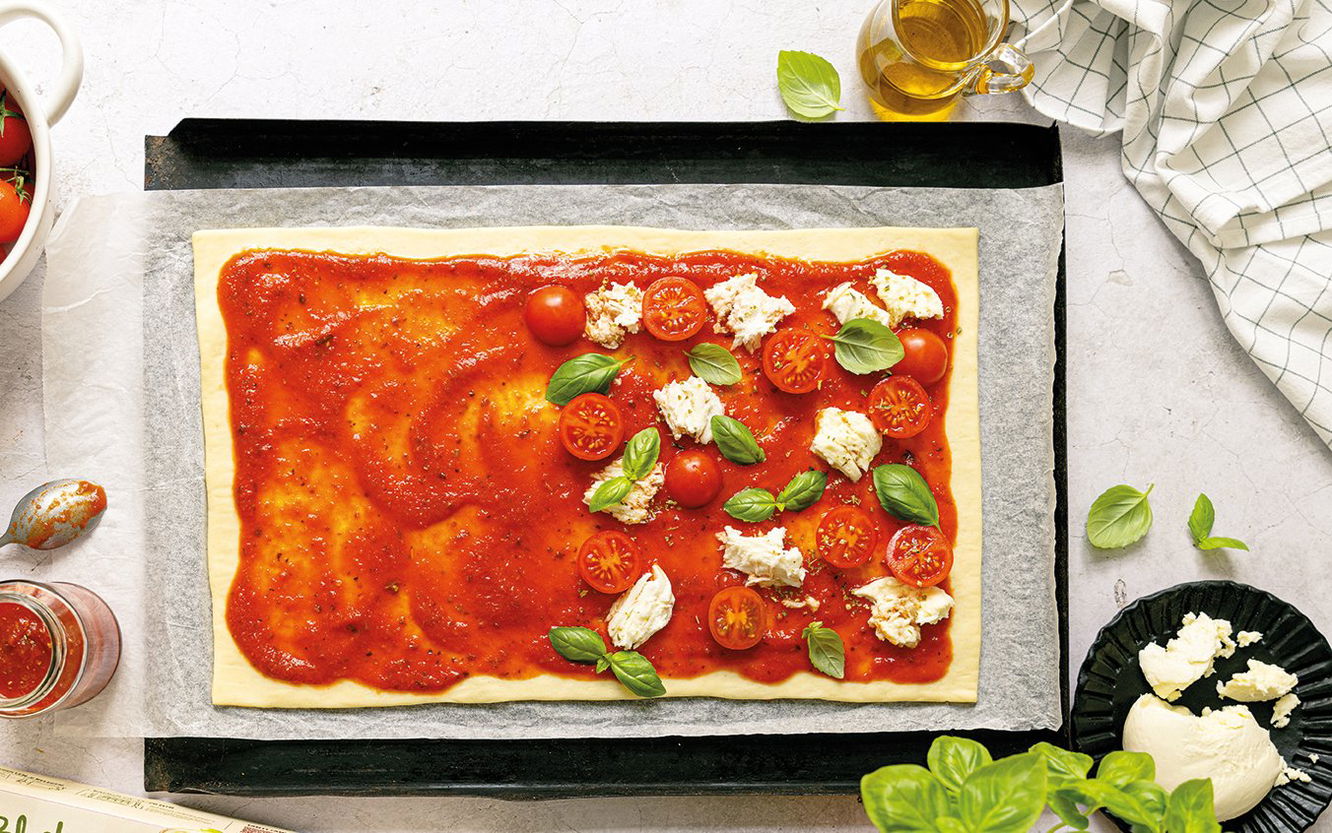 Tante Fanny Vers Pizza-Kit deeg met tomatensaus en half belegd