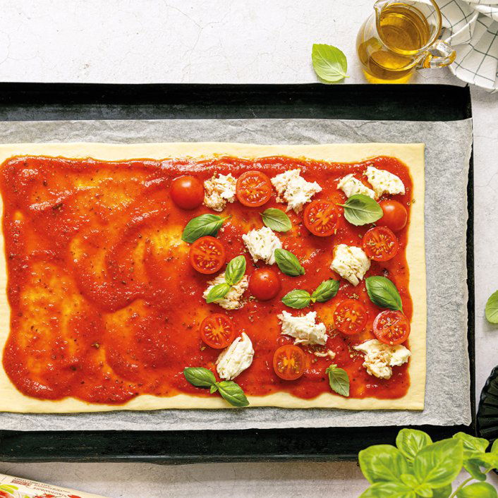 Tante Fanny Vers Pizza-Kit deeg met tomatensaus en half belegd