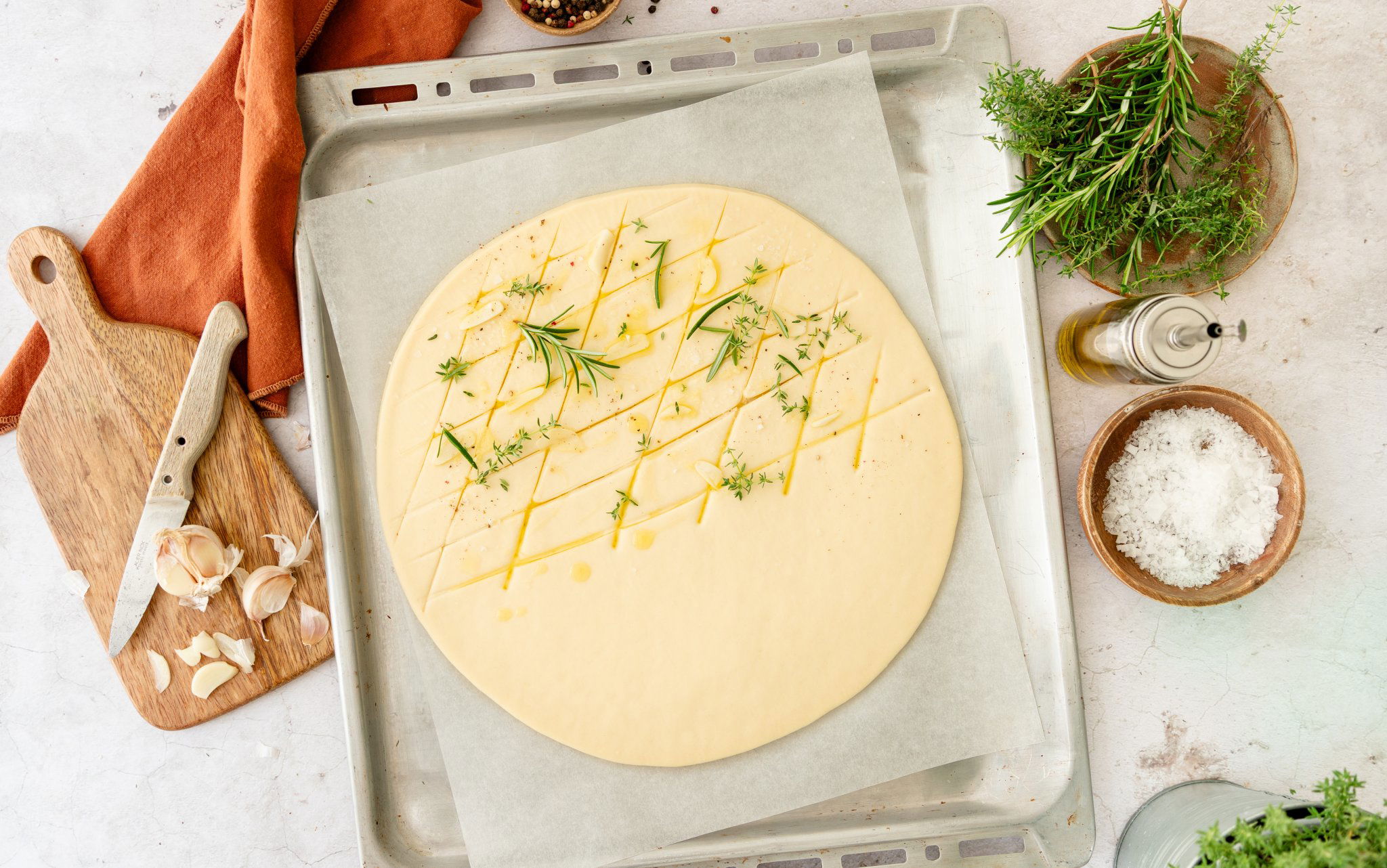 Tante Fanny vers Pizzadeeg rond American Style deeg uitgerold op bakplaat