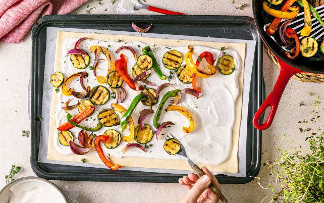 Vers plaat pizzadeeg met gegrilde groenten