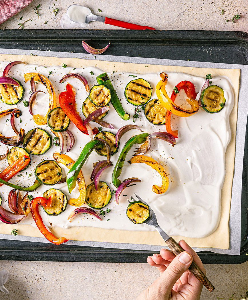 Vers plaat pizzadeeg met gegrilde groenten