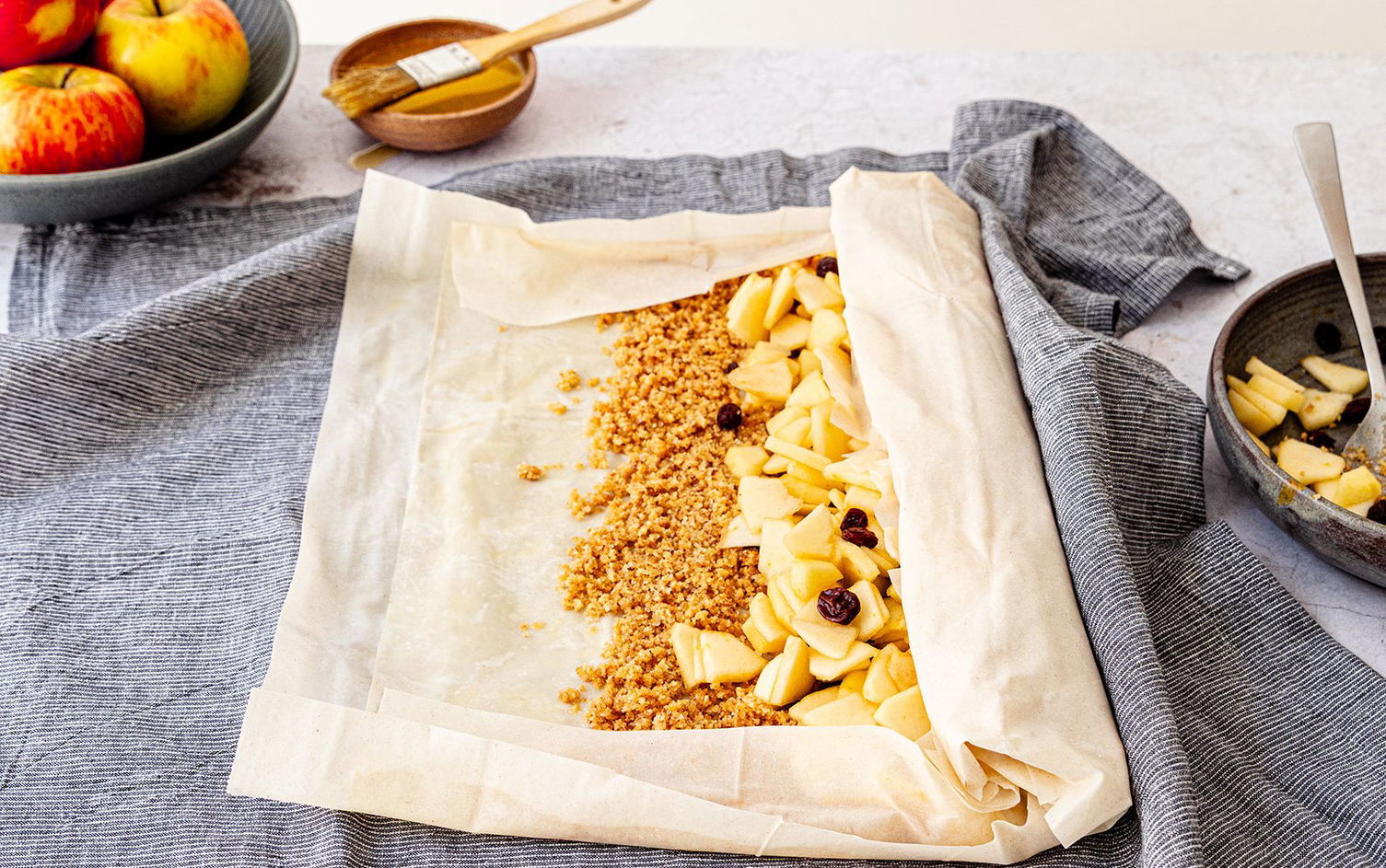 Apfelstrudel aus Tante Fanny Gezogener Strudelteig