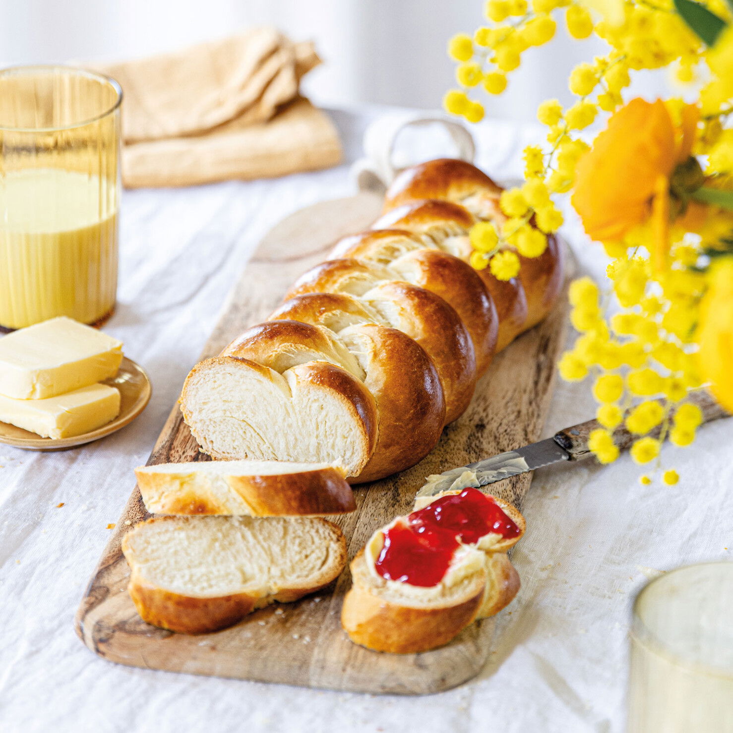 Hefezopf aus Frischem Hefeteig mit Butter