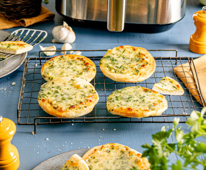 Cheesy Garlic Snack-Pizzen