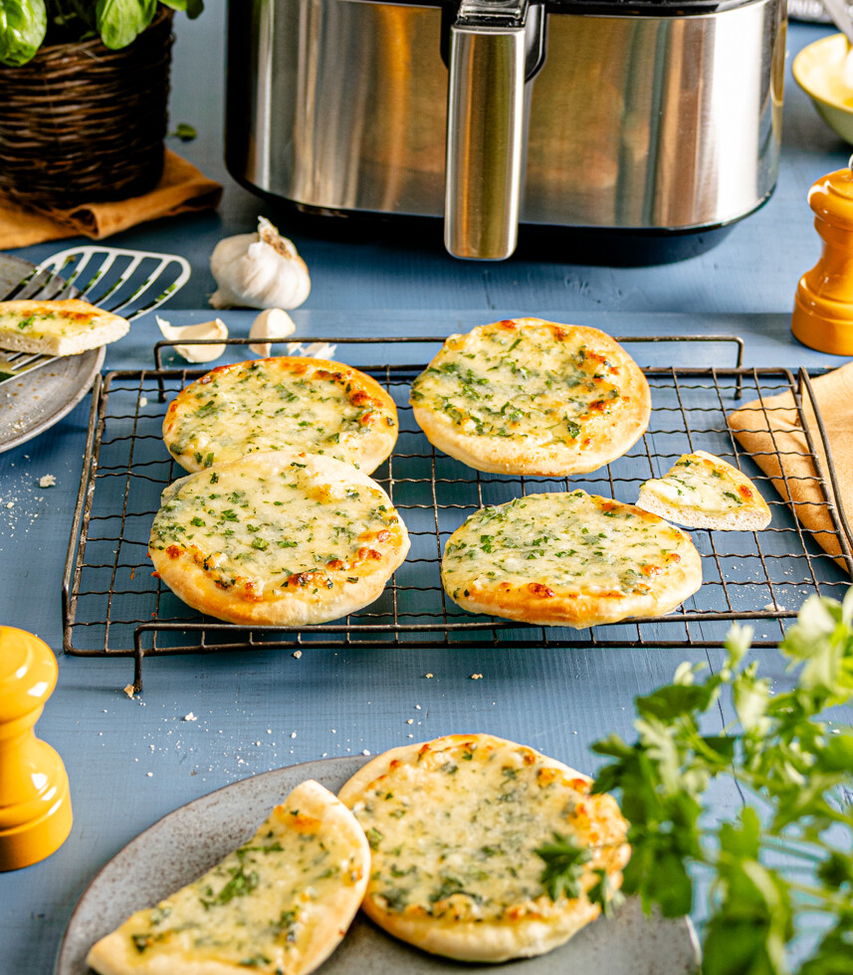 Cheesy Garlic Snack-Pizzen