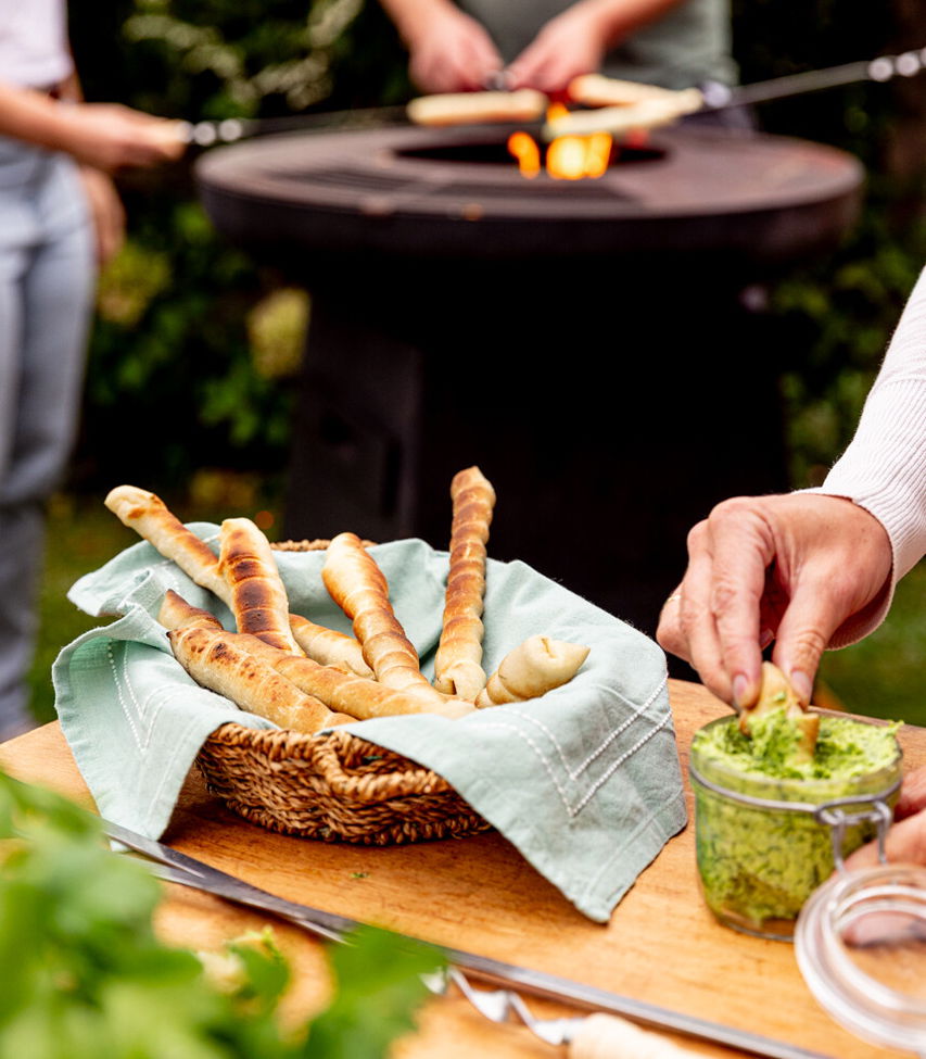 Schnelles Stockbrot aus Pizzateig