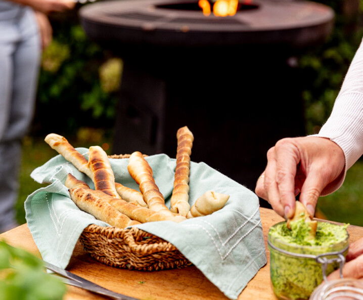 Schnelles Stockbrot aus Pizzateig
