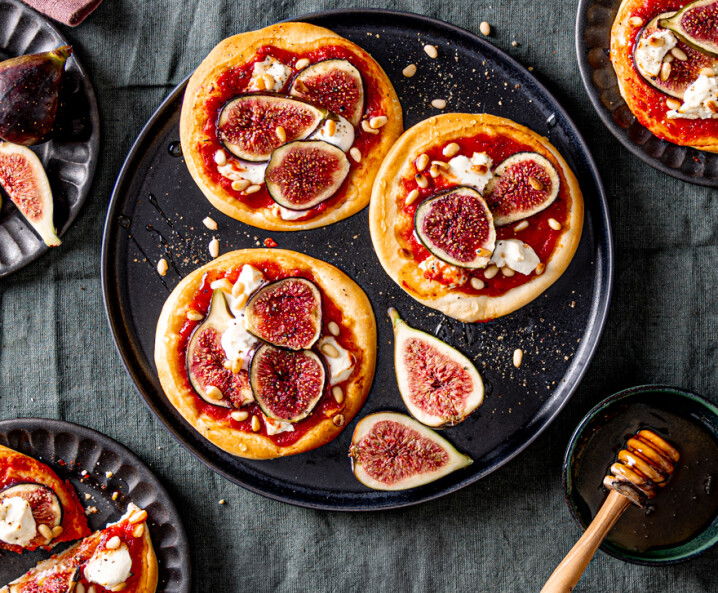 Snack-Pizzen mit Feigen und Ziegenfrischkäse