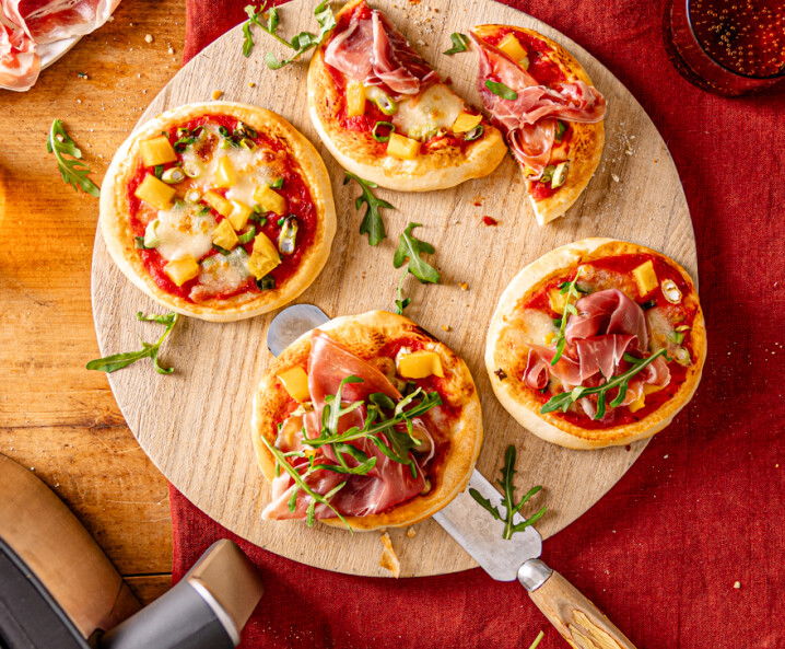 Snack-Pizzen mit Gemüse und Prosciutto