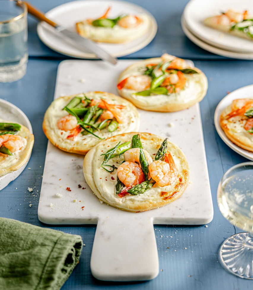 Snack-Pizzen mit grünem Spargel und Garnelen